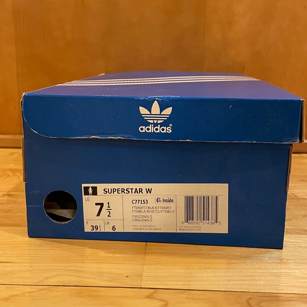 Adidas superstar sneakers 7.5 - Picture 3 of 4